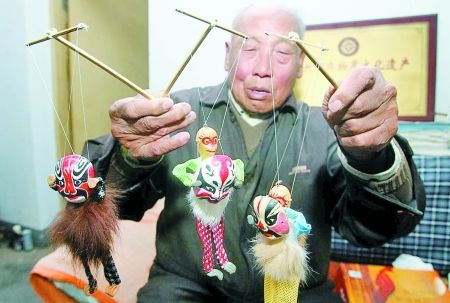 掌握“猴加官”技艺的,现在只有魏义民老人。 掌握“猴加官”技艺的,现在只有魏义民老人。