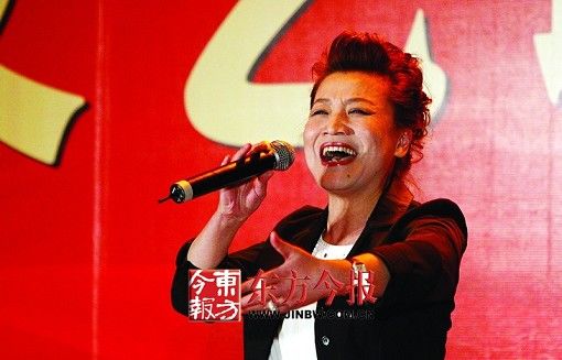 3月8日,河南代表委员文艺联欢会上,小香玉演唱了卢展工作词的《河南人》 3月8日,河南代表委员文艺联欢会上,小香玉演唱了卢展工作词的《河南人》