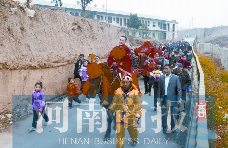 巩义一对新人举行汉代婚礼 割下头发绑在一起 巩义一对新人举行汉代婚礼 割下头发绑在一起