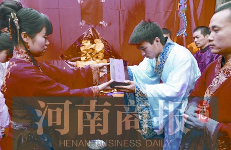 巩义一对新人举行汉代婚礼 割下头发绑在一起 巩义一对新人举行汉代婚礼 割下头发绑在一起