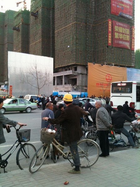 3月27日下午4点左右，位于郑州市秦岭路与中原路交叉口“郑州中原万达广场”2号楼发生脚手架坍塌事故。记者赶往现场时，该工地大门已封闭，除公安、消防和120急救以及项目工作人员外，禁止其他人进入工地事故现场。