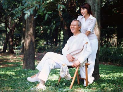 中老年人春夏季可多做撞背运动