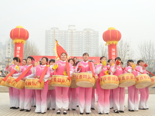 郑州马李庄的大妈们带来精彩的民间艺术表演