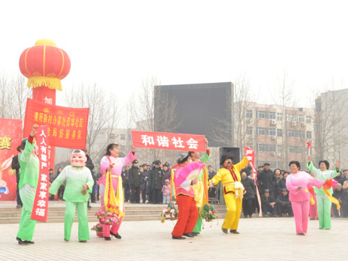 阳路街道办事处荧华社区服务队的妈妈们展示给力的条幅