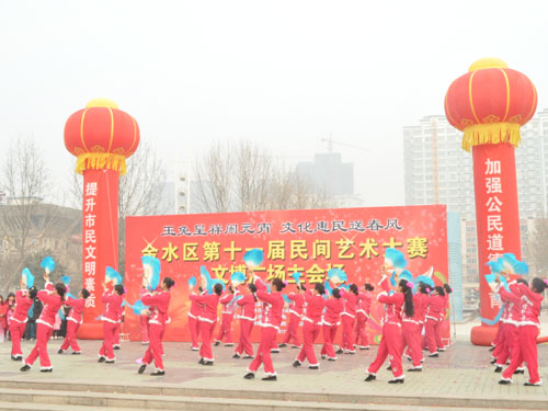 丰产路街道办事处的大妈,挥舞着手中的扇子翩翩起舞