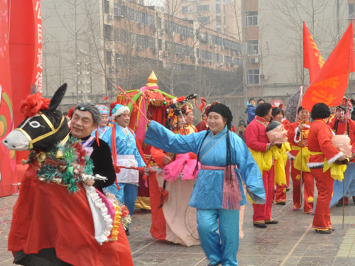 经八路旱船表演队的节目最为精彩