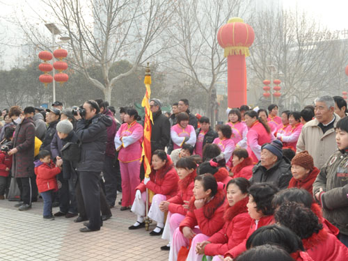 活动现场的观众合演员看得十分入神