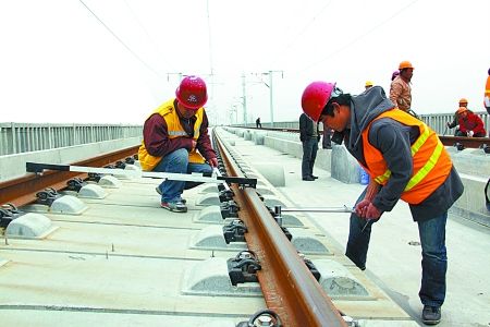 轨道精调是对轨道的标高、轨距、高差等指标进行更精密的调节，让高铁运行时更稳定、舒适和平顺。